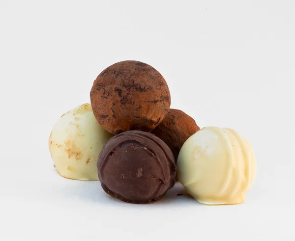 Vijf ronde chocolade snoep — Stockfoto