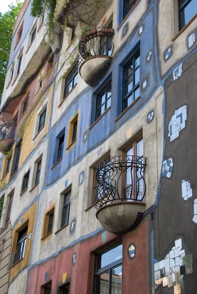 Fasad av hundertwasser haus med terrasser - Wien — Stockfoto