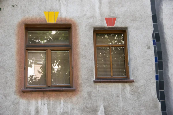 Twee windows - hundertwasser haus - Wenen — Stockfoto