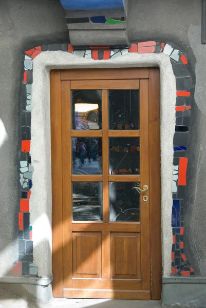 Porta-Hundertwasser Haus decorata - Vienna — Foto Stock