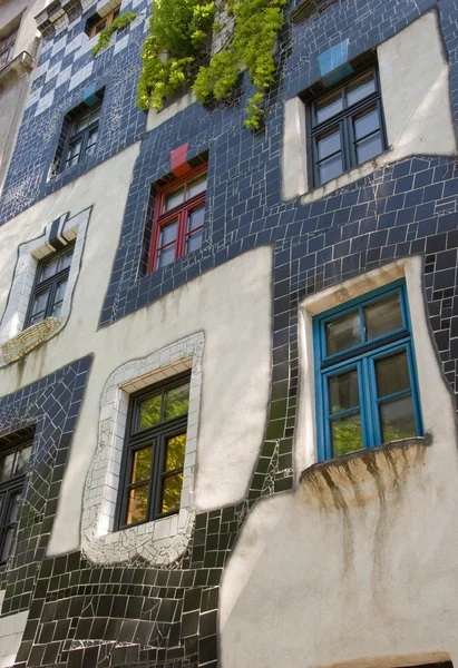 Facciata colorata (primo piano) - Hundertwasser House - Vienna — Foto Stock