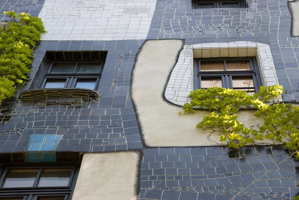 Deux fenêtres - Maison Hundertwasser — Photo