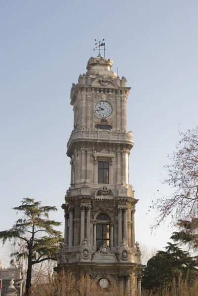 La Tour de l'Horloge devant le Palais de Dolmabache — Photo