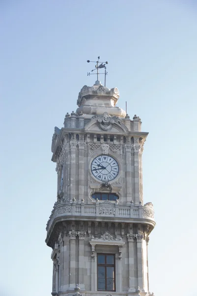 Dolmabache 宮殿 - 前の時計塔をクローズ アップ — ストック写真