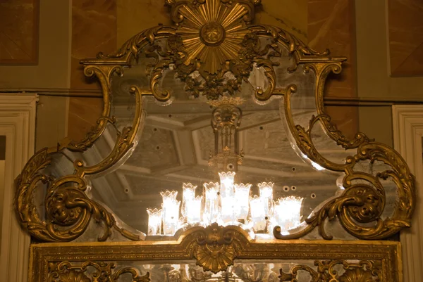 Chandelier in the Main Entrance Hall - Mirror reflections — Stock Photo, Image