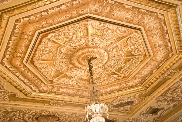 Dekoracji sufitu - Pałac dolmabahche — Zdjęcie stockowe
