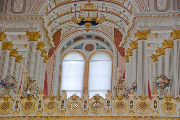 Balkon in de grote zaal van dolma bahche paleis-closeup — Stockfoto