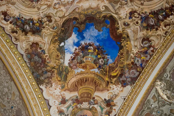 Väggdekoration i stora salen i dolmabahche palace — Stockfoto