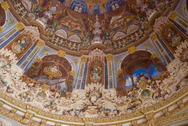 Bovenste decoratie in de grote zaal van dolmabahche paleis — Stockfoto