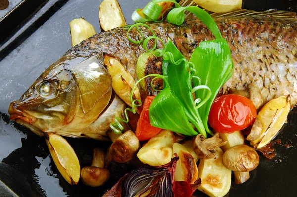 Peixe assado com legumes — Fotografia de Stock