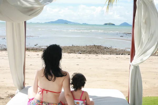 Genç güzel anne ve küçük kızı tropikal beyaz üzerinde olması — Stok fotoğraf