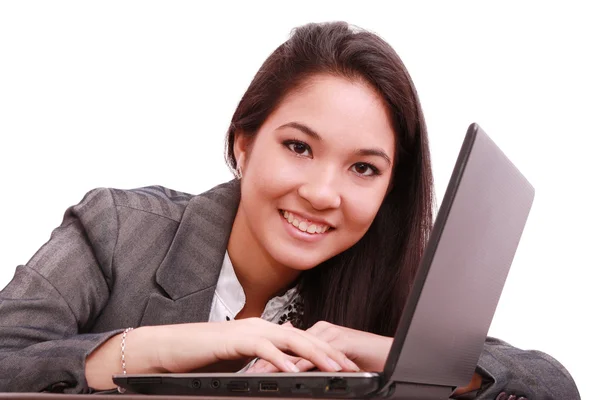 Portréja egy aranyos mosolygós üzletasszony működő-ra egy laptop — Stock Fotó