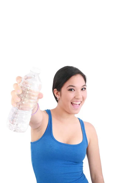 Frau in Sportkleidung trinkt Wasser, isoliert auf weiß — Stockfoto