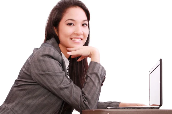 Mulher asiática bonita usando seu laptop — Fotografia de Stock