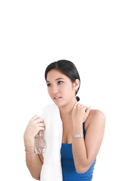 물 한 병을 들고 있는 젊은 여자, 흰 위에 격리되어 있다 — 스톡 사진