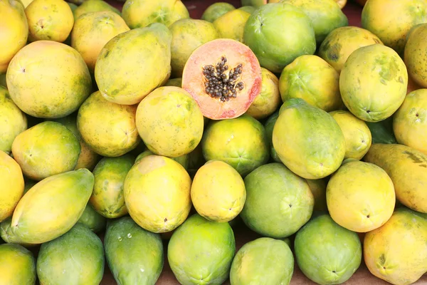 Papaya fruit cut and whole. — Stock Photo, Image