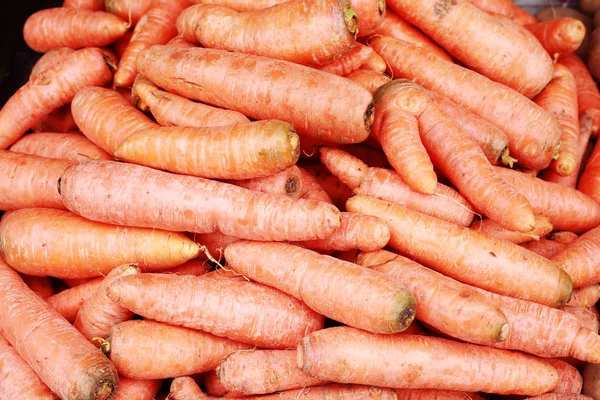 Un fondo de las zanahorias jóvenes frescas . —  Fotos de Stock