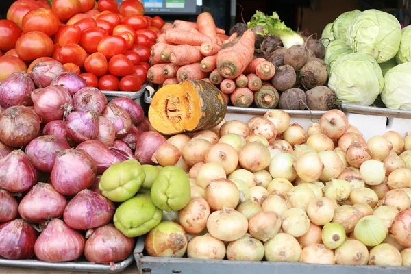 Produtos hortícolas variados no mercado dos agricultores — Fotografia de Stock