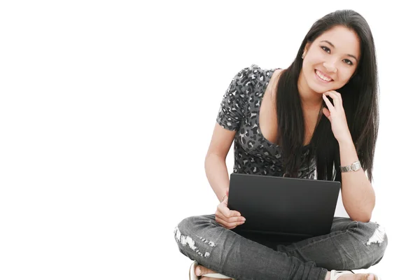 Atraktivní mladá žena sedí na podlaze pomocí přenosného počítače — Stock fotografie