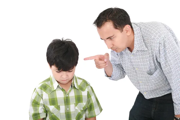 Otec je ohrožuje svého malého chlapce s prstem — Stock fotografie