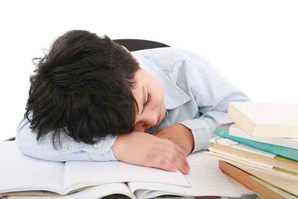 Entzückender Junge müde, um einen überweißen Hintergrund zu studieren — Stockfoto