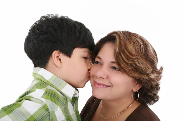 Petit garçon embrasser sa mère sur un fond blanc — Photo