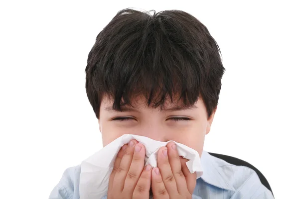 Ragazzo malato che soffia il naso, sfondo bianco — Foto Stock