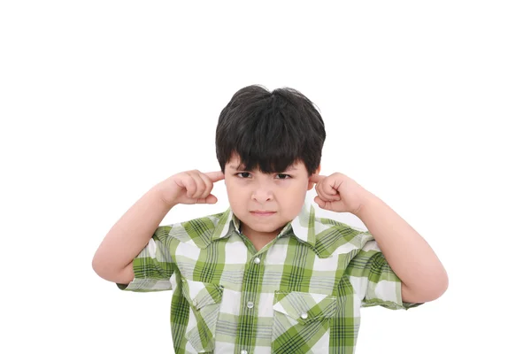 Foto de um menino com os dedos nos ouvidos . — Fotografia de Stock