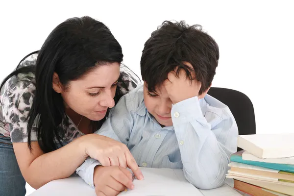 Madre aiutare con i compiti a casa di suo figlio al coperto — Foto Stock