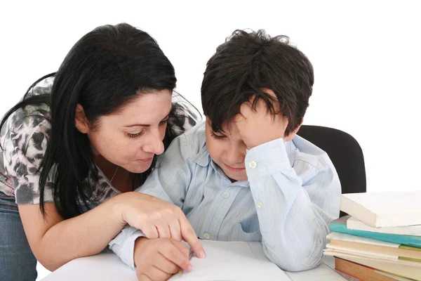 Mãe ajudando com lição de casa para seu filho em casa Fotos De Bancos De Imagens