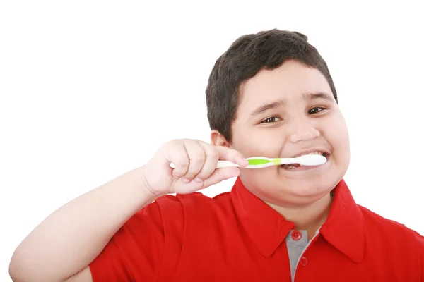 Красивий хлопчик чистить зуби, ізольований на білому — стокове фото