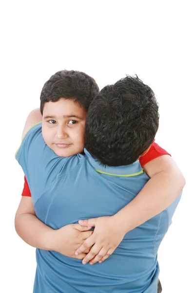Retrato de um menino abraçando seu pai contra o backgro branco — Fotografia de Stock