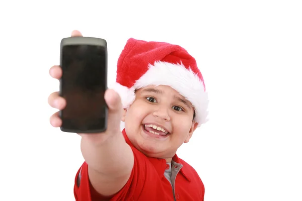 Маленький мальчик показывает экран мобильного телефона на белом фоне. Мальчик — стоковое фото