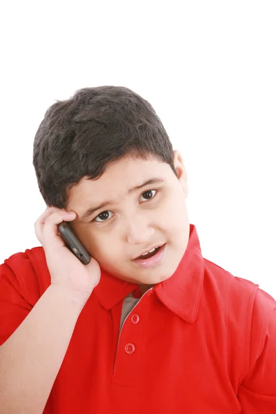 Мальчик разговаривает с сотовым телефоном, изолированный на белом фоне . — стоковое фото