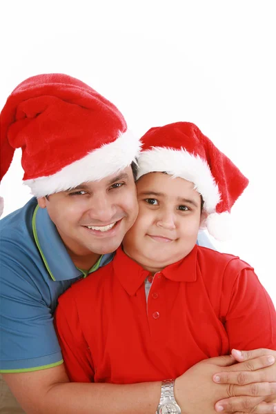 快乐的父亲和儿子一起圣诞帽子看起来到相机 — 图库照片