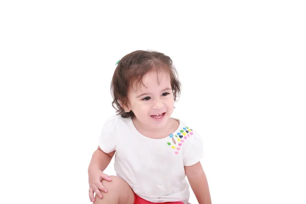 유쾌하게 웃고 있는 귀여운 어린 소녀의 벽장 — 스톡 사진