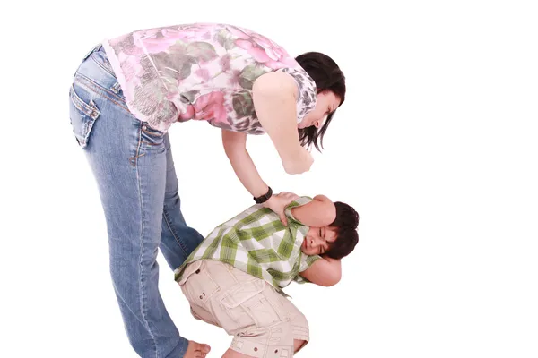 Mulher batendo um filho que se esmaga, isolado no fundo branco — Fotografia de Stock