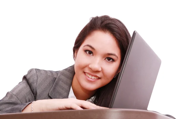 Joven mujer de negocios en un ordenador portátil - aislado en blanco — Foto de Stock