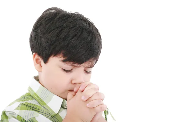 Un ragazzo prega sinceramente il suo creatore in cielo — Foto Stock