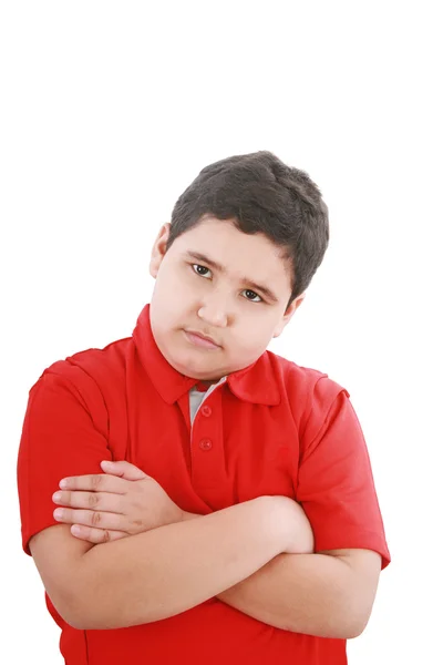 Серйозний маленький хлопчик з складеними руками стоїть ізольовано на білому — стокове фото