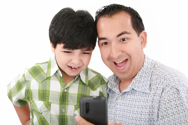 O pai jovem e o filho surpreenderam-se, tendo lido no telefone celular — Fotografia de Stock