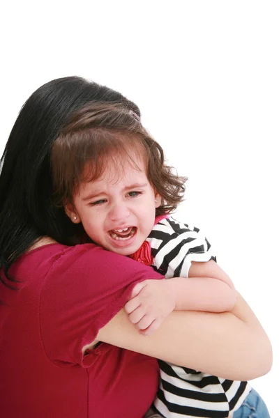 Menina chorando no braço mães, isolado em branco — Fotografia de Stock