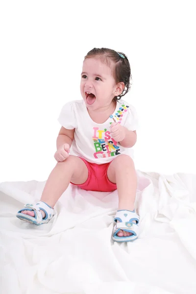 Porträt eines emotionalen Kindes. Lustige kleine Mädchen isoliert auf weiß — Stockfoto