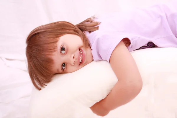 漂亮的小女孩躺在床上 — 图库照片