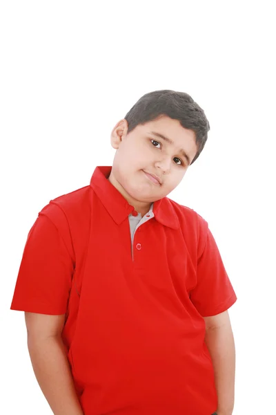 Портрет счастливого маленького мальчика, стоящего с поднятыми руками — стоковое фото
