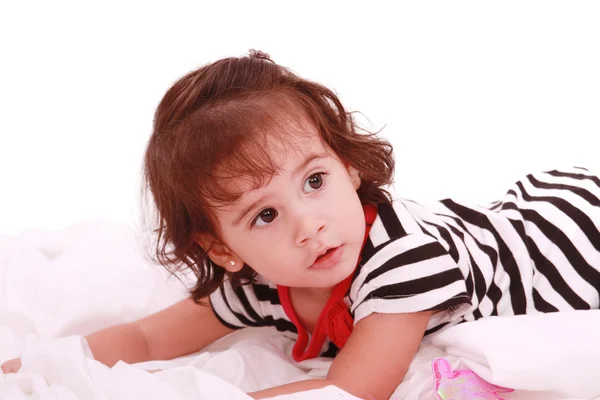 Κοριτσάκι ξαπλωμένη στο κρεβάτι με μαγιό, με χώρο για διαφημιστικές — Φωτογραφία Αρχείου