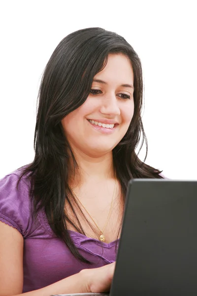 Egy gyönyörű fiatal nő dolgozik laptop portréja — Stock Fotó