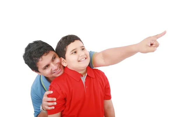 Ritratto di un giovane padre felice che mostra qualcosa di interessante a — Foto Stock