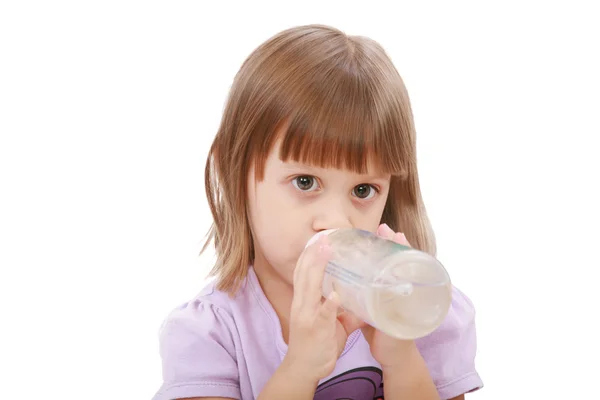 小女孩饮用水的她瓶。白色背景 — 图库照片