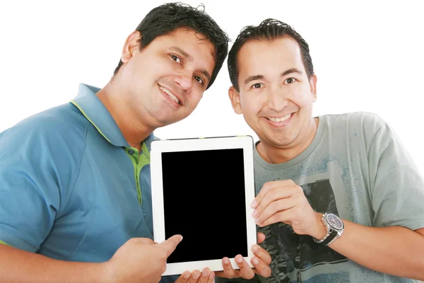Двое молодых людей или бизнесменов показывают планшетный компьютер и компьютер. — стоковое фото